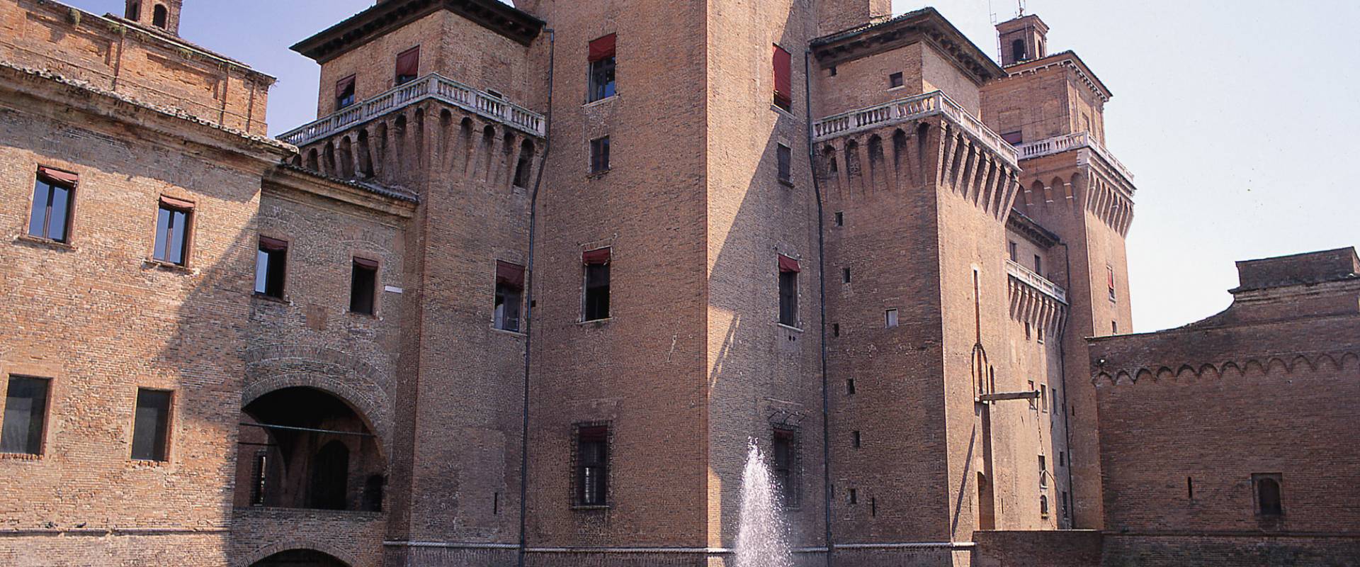 Castello Estense con scorcio del fossato foto di Baraldi